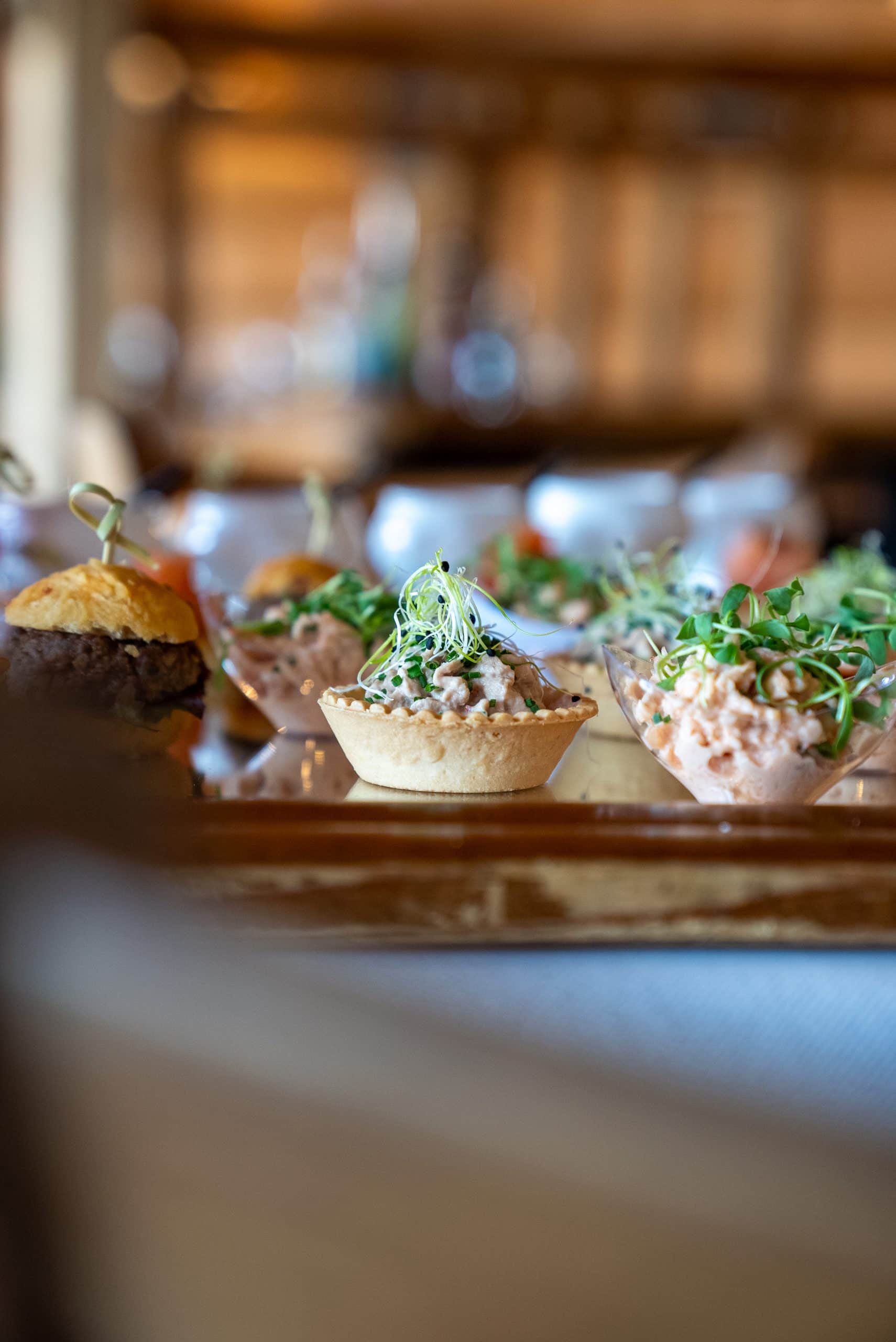 Plateau de canapés et bouchées apéritives dressés à L'Unique