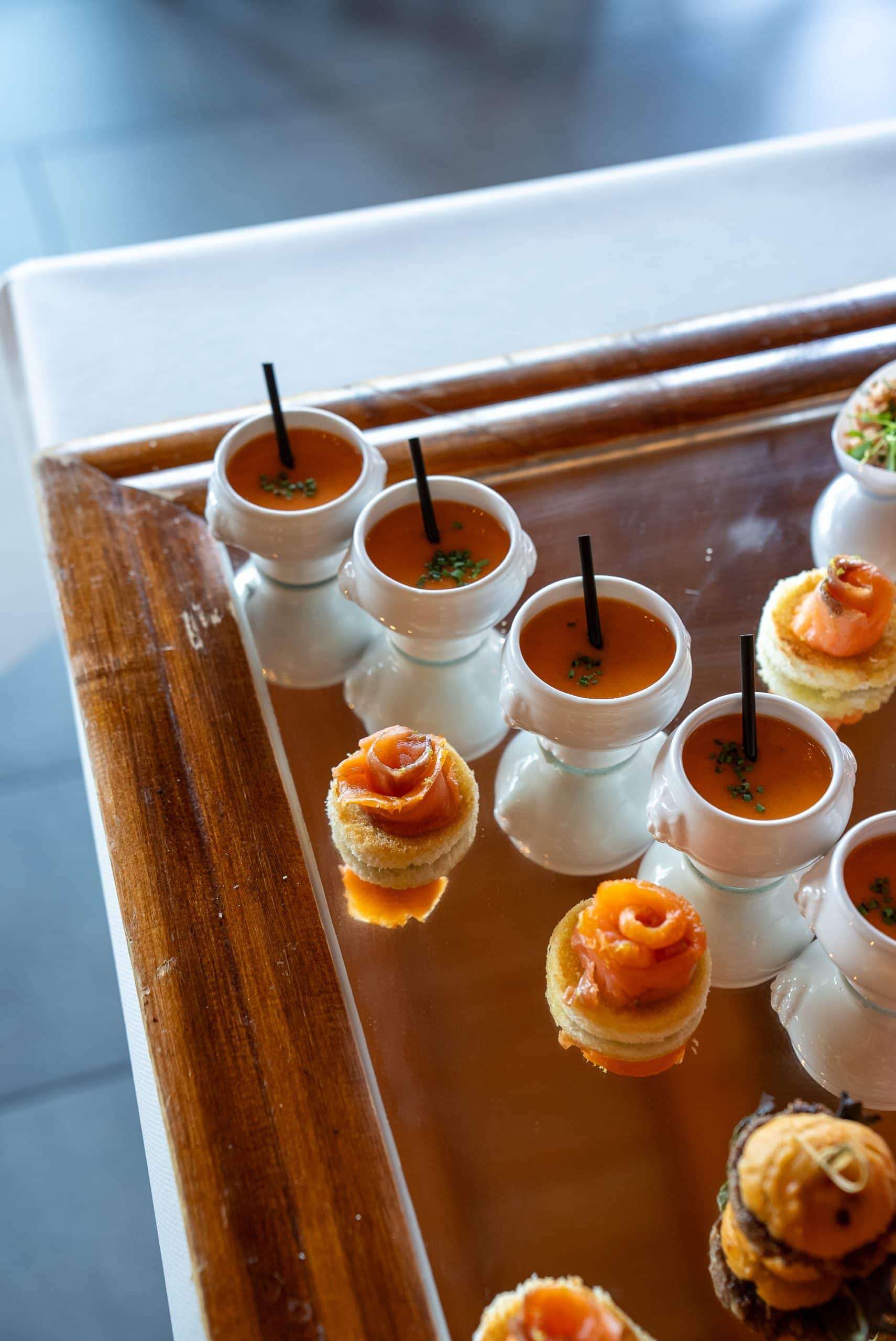 Verrines de gaspacho et canapés au saumon fumé, apéritif dînatoire