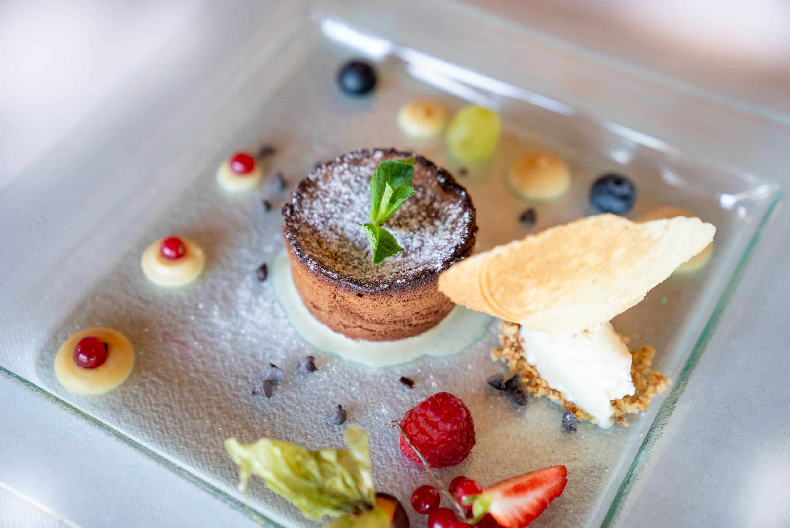 Le café gourmand du restaurant L'Unique et sa tasse à l'emblème du héron