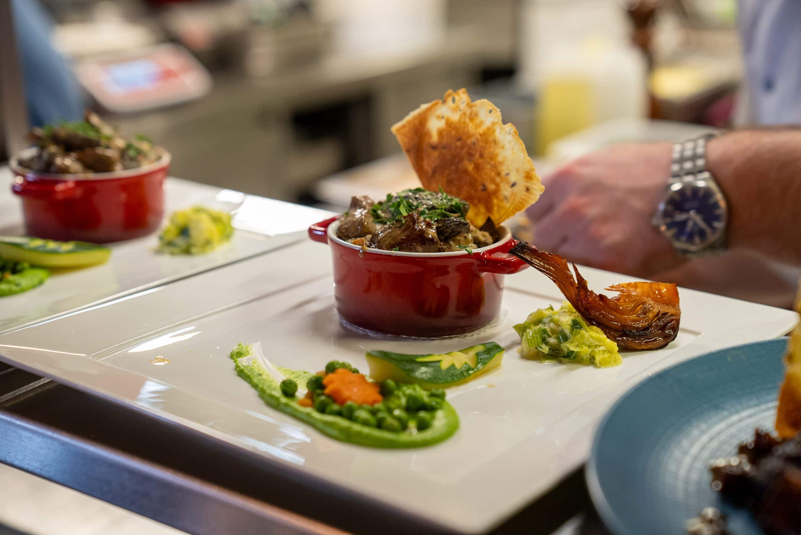 Petite cocotte de mijoté et sa garniture de légumes