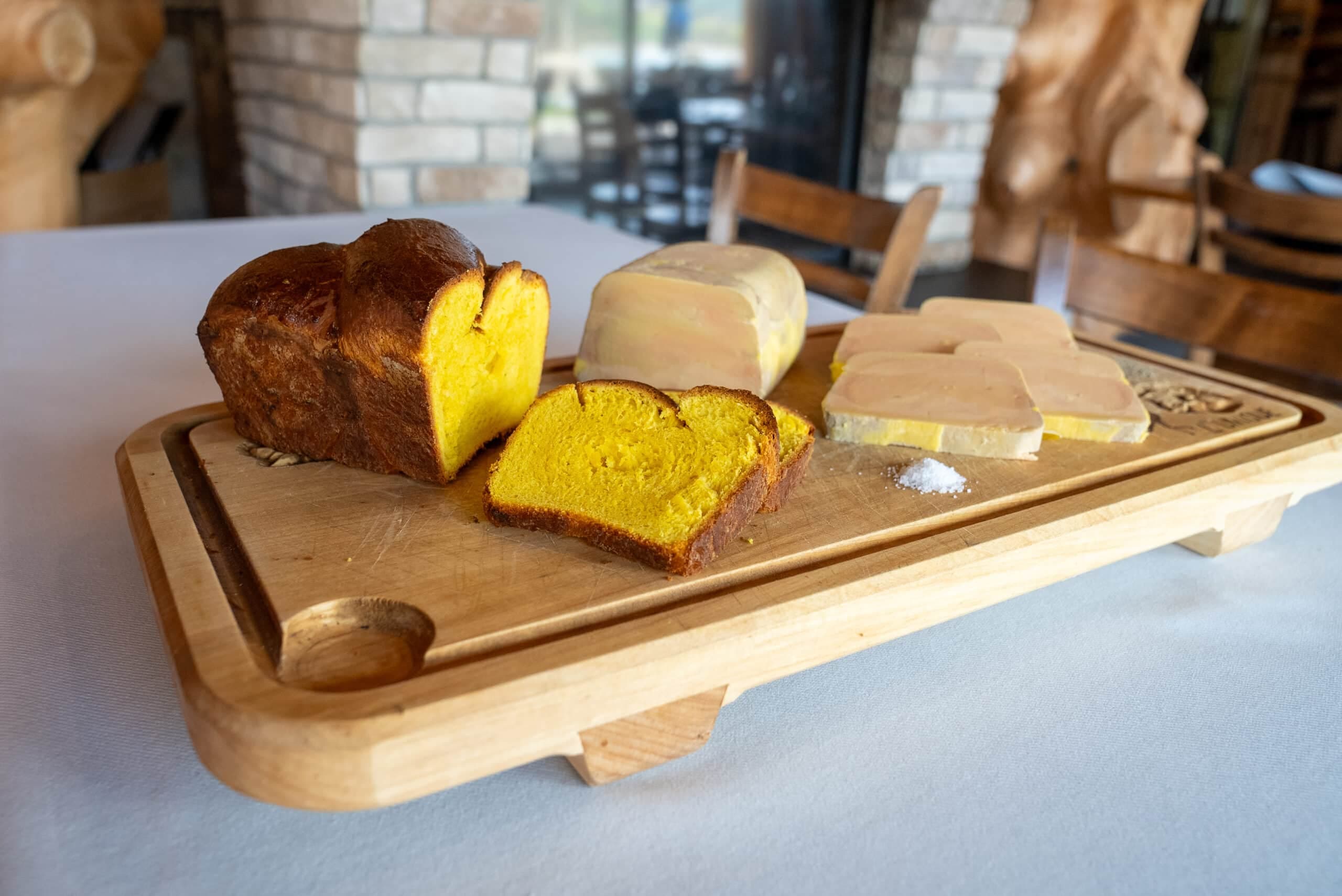 Cuchaule maison safranée et foie gras, spécialité fribourgeoise, sur planche en bois