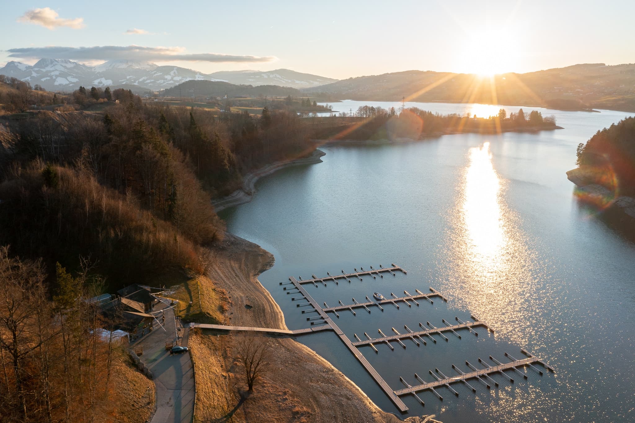 Le lac de la Gruyère au coucher du soleil, vu depuis le restaurant L'Unique à La Roche