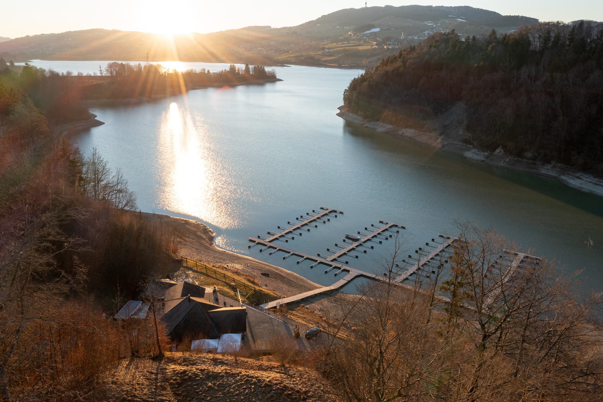 Vue aérienne du port de plaisance et du lac de la Gruyère au coucher du soleil