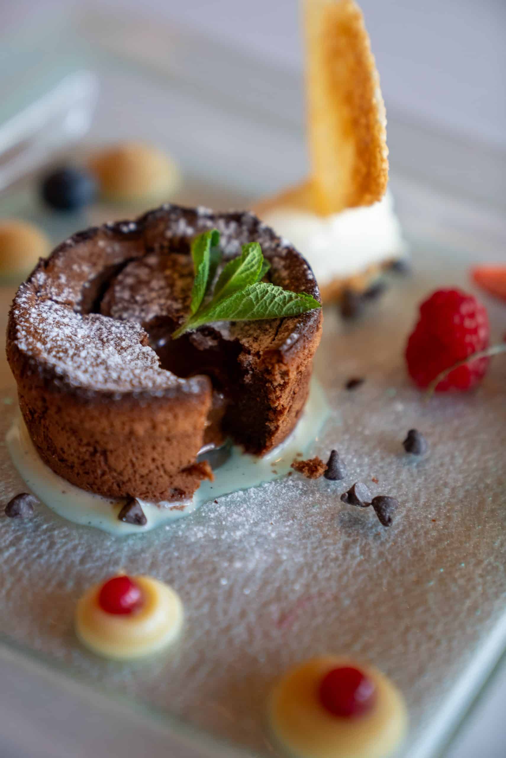 Moelleux au chocolat au cœur coulant, sur assiette de verre