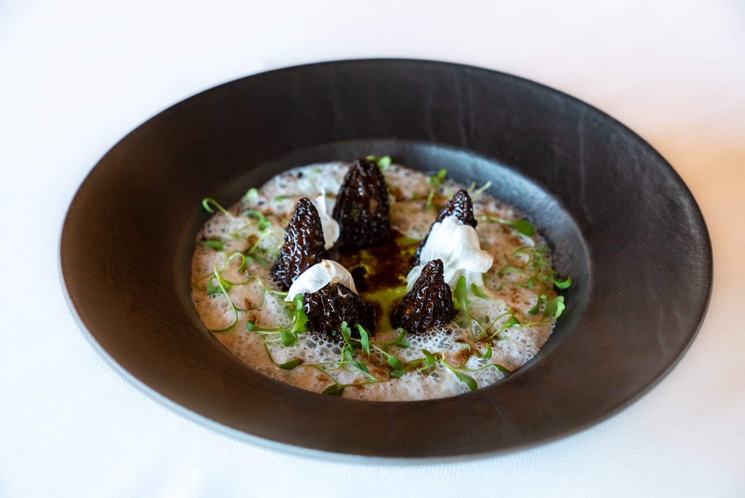 Les morilles farcies, entrée signature du chef, sur assiette d'ardoise