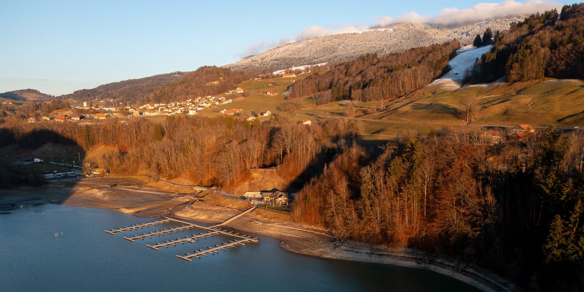 Le restaurant L'Unique et son ponton au bord du lac de la Gruyère