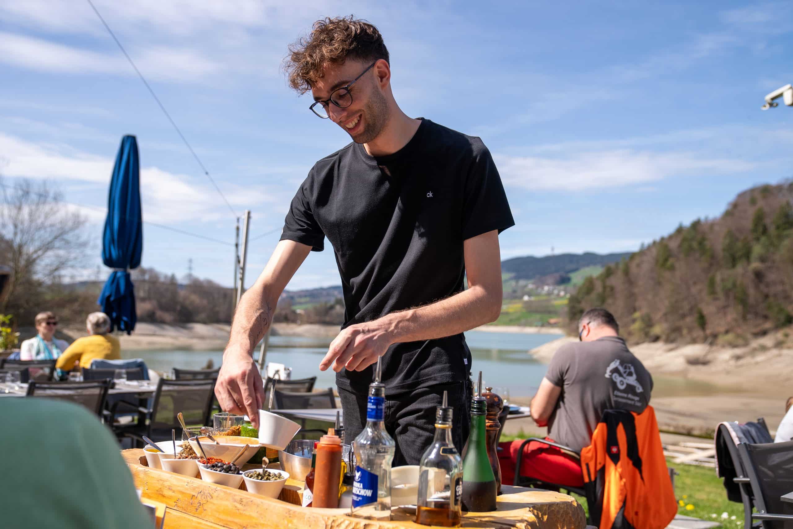 Tartare préparé devant le client, en terrasse face au lac
