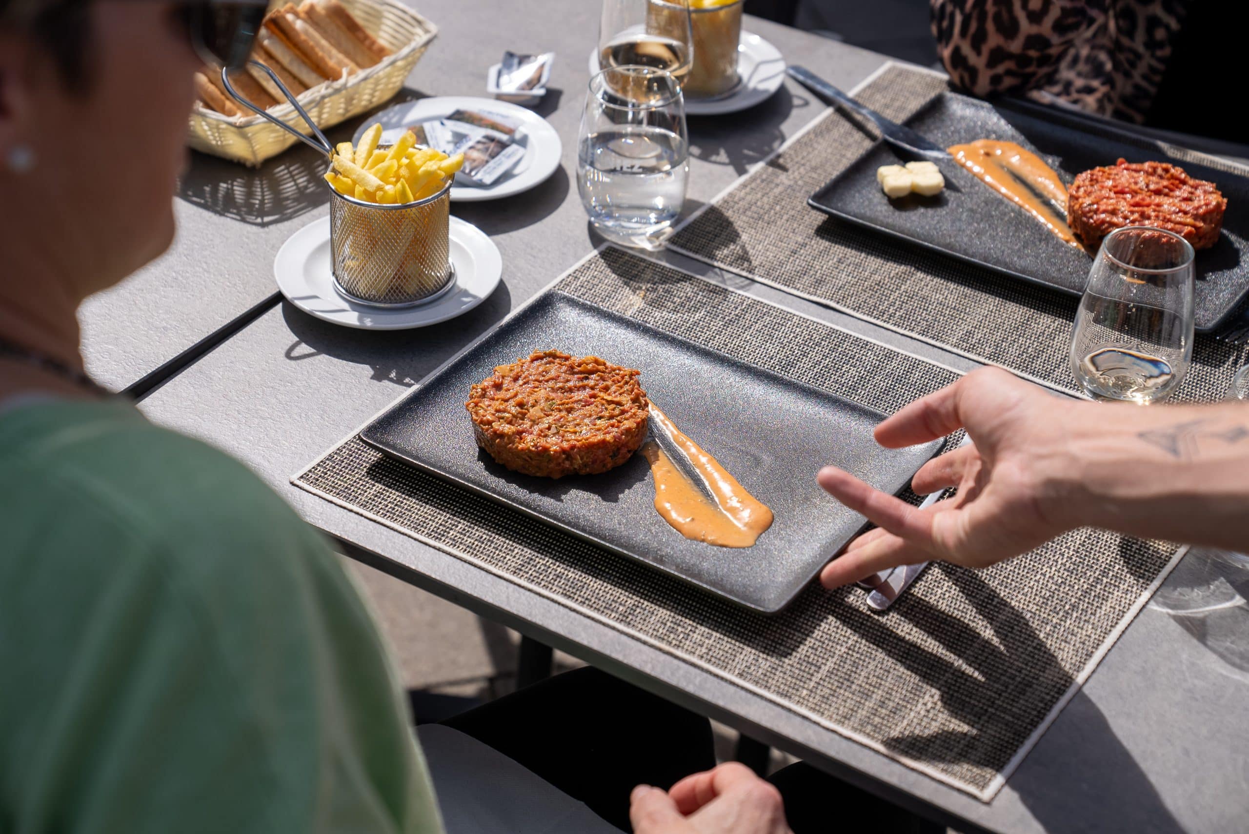 Tartare de bœuf dressé en terrasse, face au lac