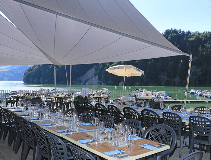 La terrasse du restaurant L'Unique au bord du lac de la Gruyère