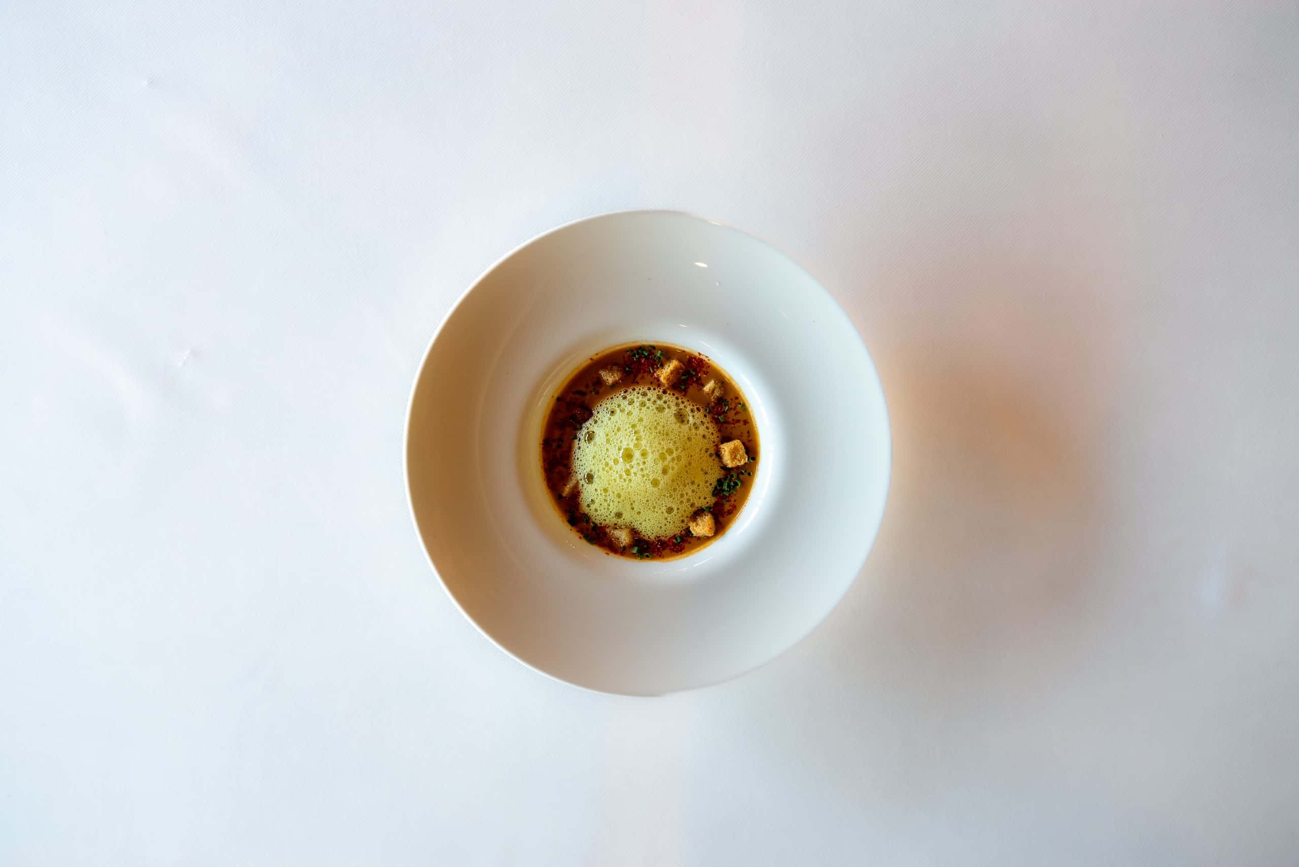 Velouté de saison surmonté d'une émulsion